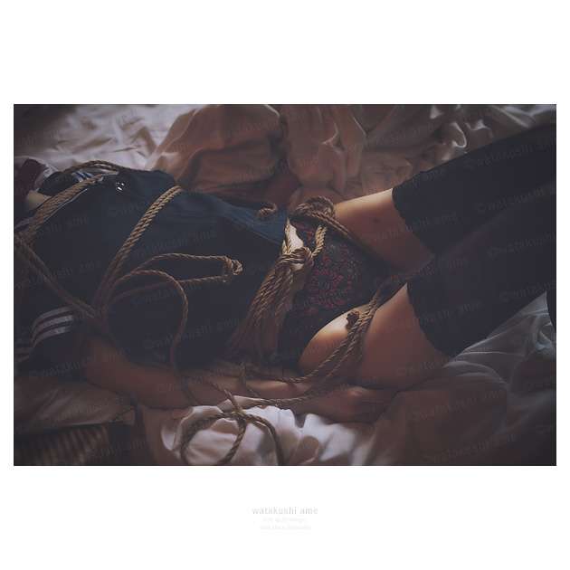 縄を解かれベッドで休憩するセーラー服奴隷。SM調教の余韻に放心しながら短い休憩を得る コスプレ調教・制服奴隷 