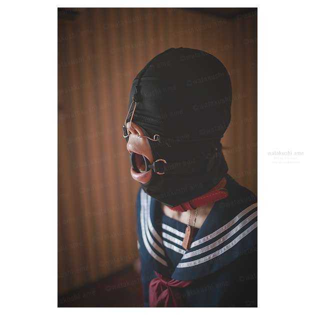 セーラー服ブルマと全頭マスクのSM奴隷。マウスギャグをつけられSM調教される コスプレ調教・制服奴隷 